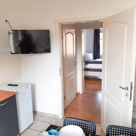 Ferienwohnungen Fusslaeufig Zur Stadt, Smart-Tv, Wlan & Platz Fuer Paare & Gruppen Magdeburg Exterior photo