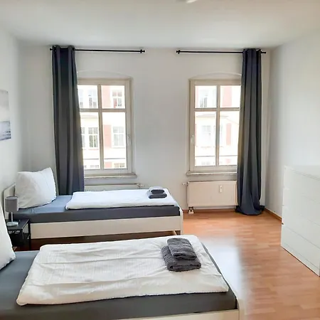 Ferienwohnungen Fusslaeufig Zur Stadt, Smart-Tv, Wlan & Platz Fuer Paare & Gruppen Magdeburg Exterior photo