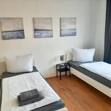 Ferienwohnungen Fusslaeufig Zur Stadt, Smart-Tv, Wlan & Platz Fuer Paare & Gruppen Magdeburg Exterior photo