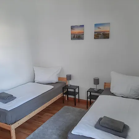 Ferienwohnungen Fusslaeufig Zur Stadt, Smart-Tv, Wlan & Platz Fuer Paare & Gruppen Magdeburg Exterior photo