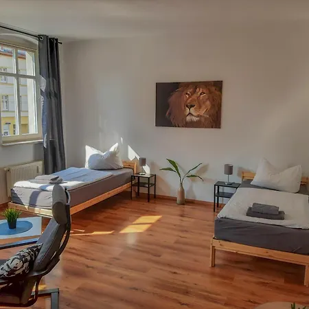 Ferienwohnungen Fusslaeufig Zur Stadt, Smart-Tv, Wlan & Platz Fuer Paare & Gruppen Magdeburg Exterior photo