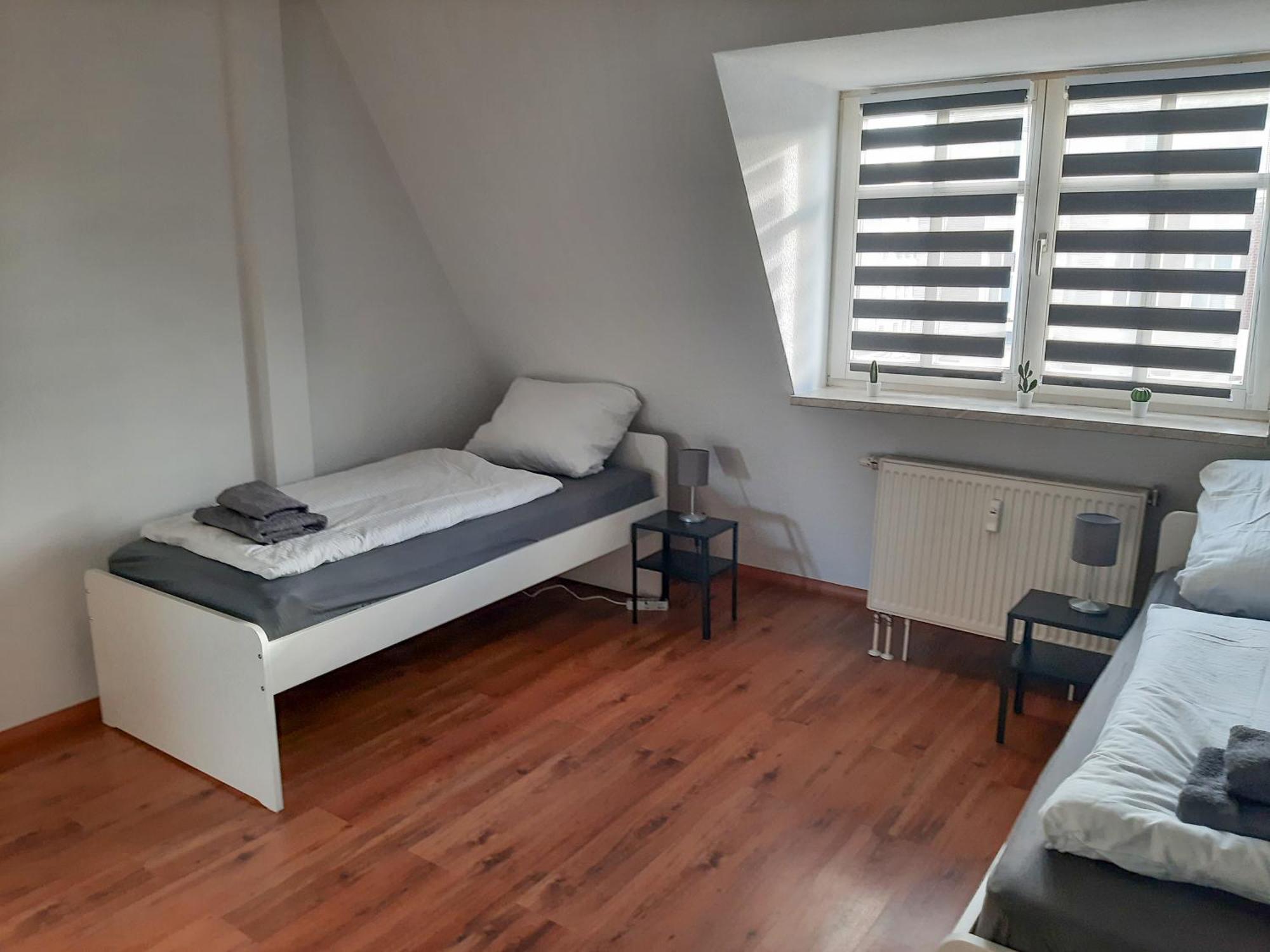 Fusslaeufig Zur Stadt, Smart-tv, Wlan & Platz Fuer Paare & Gruppen Apartment *
